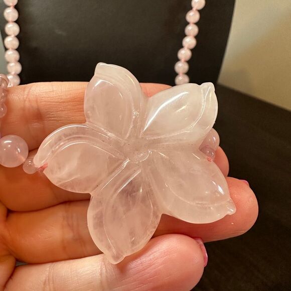 Solid rose quartz beaded and carved flower pendant necklace! - Picture 9 of 11
